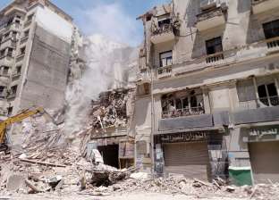 فتح شارع قصر النيل بوسط البلد بعد رفع مخلفات انهيار العقار السبت