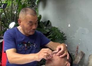 بالفيديو| حلاق صيني ينظف عيون زبائنه بسكين حاد