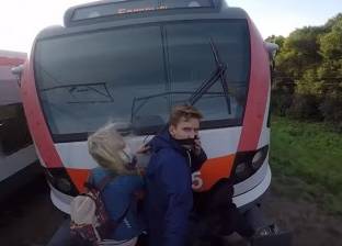 بالفيديو| مراهقان في مغامرة.. تسلقا قطارا مسرعا في بيلاروسيا