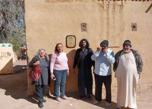 أسرة شفيع شلبي تحتفي بلوحة «عاش هنا» مع أهل قرية تونس بالفيوم