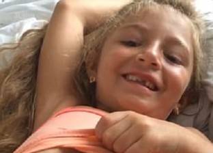 بالفيديو| طفلة تعاني من مرض نادر.. تعيش وقلبها خارج القفص الصدري