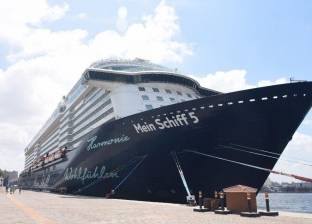 تعرف على أكبر سفينة سياحية في العالم وصلت ميناء سفاجا اليوم
