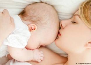 كيف يجد حديثو الولادة طريقهم لحلمة الثدي؟