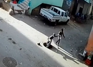 بالفيديو| لحظة سقوط طفل داخل بالوعة بمنطقة العمرانية