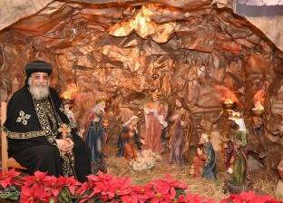 تواضروس يلتقط الصور التذكارية داخل مزود "ميلاد المسيح" بالمقر البابوي