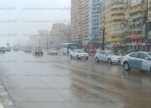 "العوة جت".. أمطار باستاد "القمة" وإصابة 3 أشخاص وسقوط لافتة إعلانية