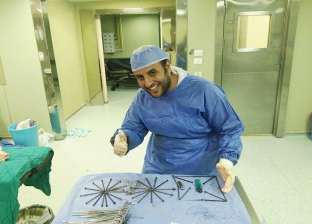 طبيب يزيل 39 مسمارا وولاعة من بطن مريض: "كفاية انبهارات يا مصر"