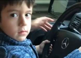 بالفيديو| طفل يتسابق بسيارة مرسيدس على الطريق السريع