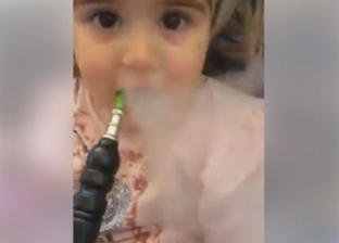 بالفيديو| طفلة صغيرة تدخن الشيشة :"ماما أعطيني النرجيلة"