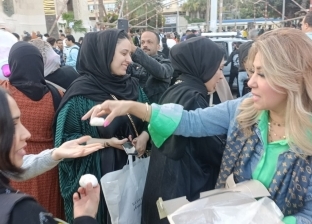 سيدة مسيحية توزع الكعك على المواطنين عقب صلاة عيد الفطر بالإسكندرية «صور»