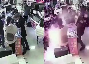 بالفيديو| لحظة انفجار بطارية "آيفون" في فم مشتري