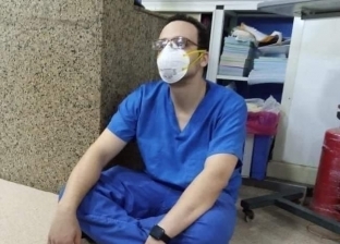طبيب يجلس على الأرض متعبا بعد إنقاذ مريضة كورونا: قالت له متيتمش عيالي