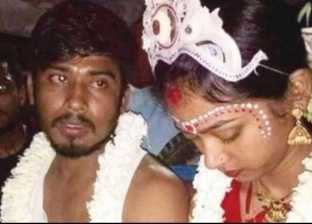 "عودي يا ليبيكا".. هندي يعتصم أمام منزل حبيبته لزواجها من آخر