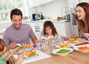 "اللمة بتخسس".. تناول الطعام مع الأسرة يساعد على خسارة الوزن