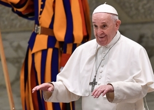 بابا الفاتيكان يدعو لإضفاء الشرعية على زواج المثليين: لا ينبغي نبذهم