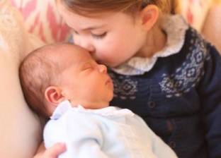 بالصور | الأميرة شارلوت تستقبل مولود العائلة الجديد بقبلة "حنونة"