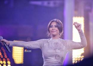شيرين عبدالوهاب تطير إلى فرنسا للتحضير لألبومها الجديد