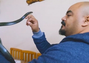 فلسطيني يحول منزله لحديقة حيوان: تضم زواحف وجربوع وببغاوات (فيديو)