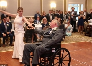 بالفيديو| أمريكية تحقق رغبة والدها مريض السرطان بـ"رقصة" بحفل زفافها