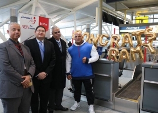 صور.. احتفال لـ«بيج رامي» في مطار نيويورك قبل عودته للقاهرة