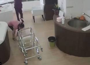بالفيديو| ممرضة تتسبب في سقوط رضيع على الأرض