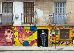 فنان مصرى يحول واجهة منزل قديمة للوحة فنية برسوم كارتونية