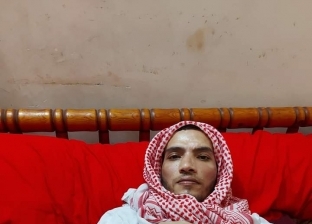 سقط من «سقالة» في الغربة وعاد مشلولا.. «محمد صبره» يناشد وزيرة الصحة بعلاجه