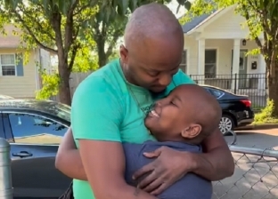 أمريكي يقص شعره تضامنا مع ابنته مريضة السرطان.. «لم يحلقه من 9 سنوات»