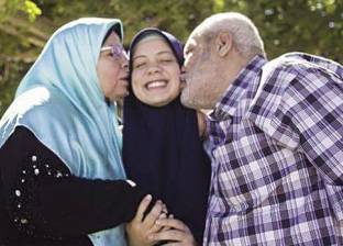 ابنة تُهدى والديها جلسة تصوير تعيدهما إلى «بهجة زمان»