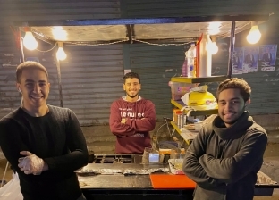 3 طلاب جامعيين يقدمون وجبات للمارة: «الشغل مش عيب»