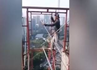 بالفيديو| مقطع صادم لعامل يبني سقالة على ارتفاع شاهق دون معدات سلامة