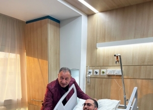 محمود الخطيب يزور نجل الفنان محمد ثروت في المستشفى