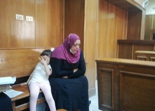 والدة منار سامي تدافع عن ابنتها: ملابسها طبيعية.. وبعت "عفش البيت"