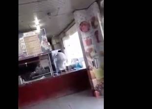 فيديو| شاب يتهجم على عامل مطعم ويطعنه بسكين ثم يفر هاربا