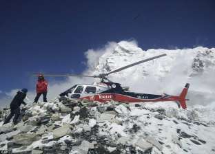 وفاة اثنين من متسلقي الجبال على قمة "إفرست"