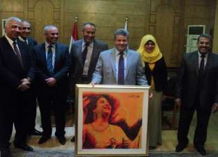 طلاب يهدون رئيس جامعة بنها لوحة تحمل صورة أم كلثوم