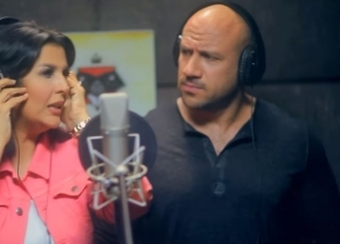 بالفيديو| منى الشاذلي تغني مع أحمد مكي