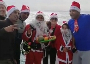 «بابا نويل الغردقة» يغطس في البحر ويمتطي جملا ويلتقط صورا مع السائحين