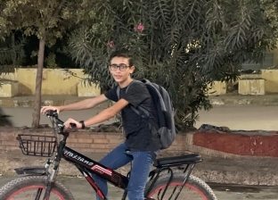 «أحمد» طفل يبيع الكتب على دراجة في فاقوس: أحسن من الموبايل (صور)