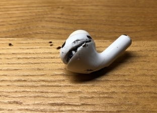 انفجار سماعة «AirPods Pro» في أذن صاحبها.. سبب له إصابات بالغة