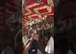 «فرحة العيد».. وصلة رقص لجزارين على «أغاني مهرجانات» في أحد الأسواق