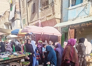 تجار «الجيزة» يحمون بائعات الأرياف في الأسواق الشعبية: «زي إخواتنا»