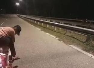 بالفيديو| شبح يقود دراجة على طريق سريع بماليزيا