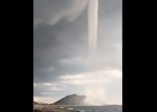 بالفيديو| لحظة تشكل إعصار ضخم فوق البحر الأبيض المتوسط