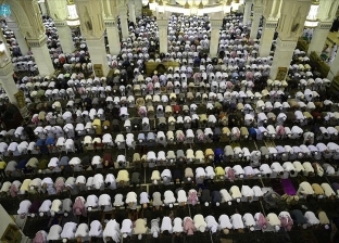 الجمعة الأخيرة من رمضان.. روبوتات ذكية تستقبل المصلين بالمسجد الحرام