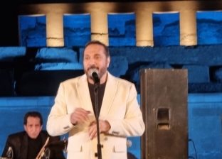 علي الحجار يبدأ حفله في مهرجان أبيدوس بأغنية المال والبنون