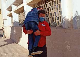 طالب جامعي «ضعيف النظر» يحمل زميله من «ذوي الهمم» يوميا ويصعد به 5 طوابق: بحبك يا صاحبي