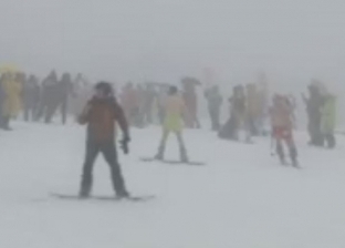 بـ"ملابس السباحة".. متزلجون يتحدون برودة الطقس في روسيا