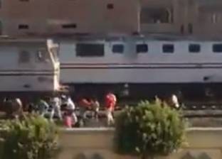 بالفيديو| مواطنون يلقون حجارة على قطار مكيف في كفر الزيات