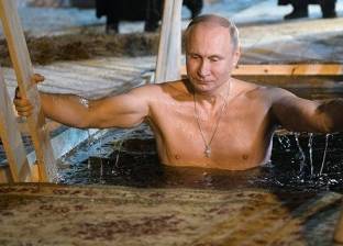 بالفيديو| رجل المستحيل.. بوتين يغطس في بحيرة متجمدة بصدر عار